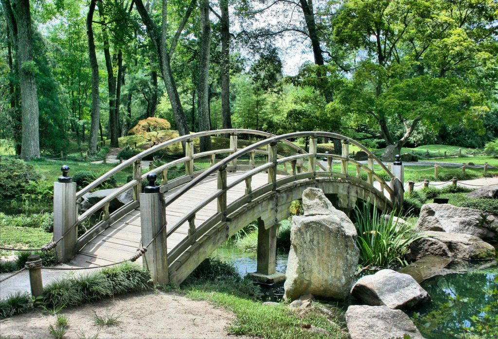 Foto einer Brücke und einer Steinanlage in einem japanischen Garten